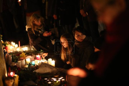 Foto de Un homenaje en honor a las 129 personas que murieron y más de 350 resultaron heridas en los ataques terroristas en París, Francia - Imagen libre de derechos