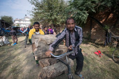 Téléchargez les photos : NEPAL - PATAN - CRISE DU CARBURANT" - en image libre de droit