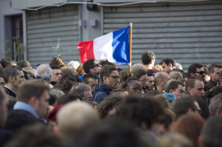 Foto de FRANCIA, París: La gente se reunió en el restaurante Le Carillon, una de las escenas del crimen de los ataques de París, para participar en un minuto de silencio por las víctimas de los ataques, el 16 de noviembre de 2015. - Imagen libre de derechos
