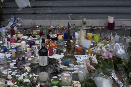 Foto de FRANCIA, París: El 16 de noviembre de 2015, la gente reunió a la calle Bichat, cerca de una de las escenas del crimen de los ataques de París, para participar en un minuto de silencio por las víctimas de los ataques. - Imagen libre de derechos