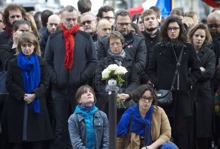 Téléchargez les photos : FRANCE, Paris : Des gens se sont rassemblés au restaurant Le Carillon, l'une des scènes de crime des attentats de Paris, pour participer à une minute de silence pour les victimes des attentats, le 16 novembre 2015. - en image libre de droit