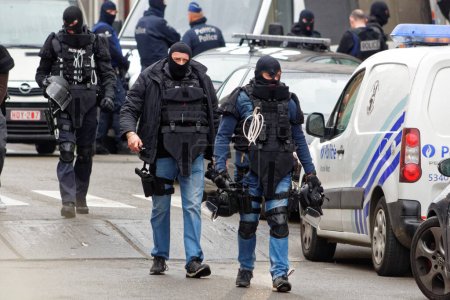 Photo for BELGIUM, Brussels: Anti-terrorist squad is seen in Molenbeek, near Brussels, Belgium on November 16, 2015 during an arrest operation toward a Paris attacks suspect. - Royalty Free Image