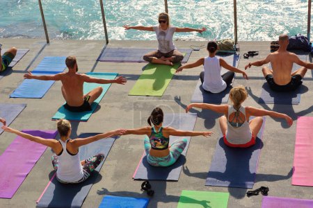 Téléchargez les photos : Yoga au bord de la mer Bondi Australie - en image libre de droit
