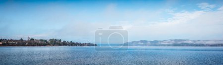Téléchargez les photos : Panoramique - horizon bleu divisé. Levée de brouillard sur la rivière des Outaouais. - en image libre de droit