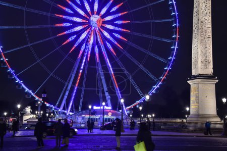 Téléchargez les photos : Ferris sur la place de Paris la nuit, france - en image libre de droit
