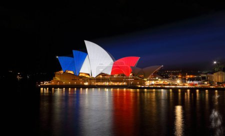 Téléchargez les photos : Opéra de Sydney illuminé dans les couleurs du drapeau français - en image libre de droit