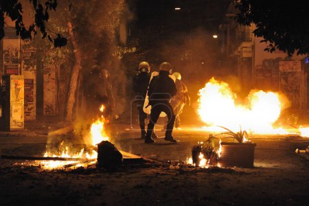 Téléchargez les photos : ATHÈNES - Affrontements lors de la marche des étudiants - en image libre de droit