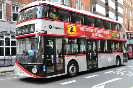 Foto de Doble autobús que se mueve en la calle en Londres - Imagen libre de derechos