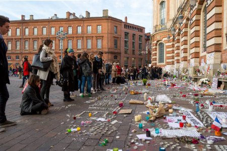 Téléchargez les photos : FRANCE, Toulouse : Les gens rendent hommage aux victimes des attentats de Paris du 13 novembre 2015, place du Capitole, à Toulouse, dans le sud de la France - en image libre de droit