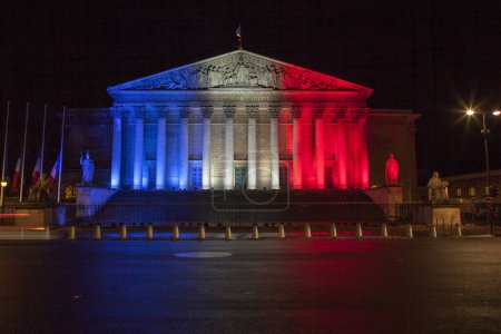 Téléchargez les photos : FRANCE, Paris : L'Assemblée nationale illuminée par les couleurs du drapeau français, le 18 novembre 2015, à Paris, en hommage aux victimes des attentats de Paris du 13 novembre. - en image libre de droit