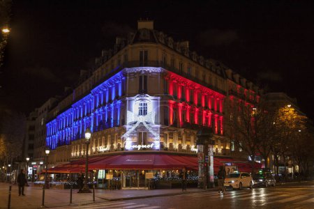 Téléchargez les photos : FRANCE, Paris : L'Assemblée nationale illuminée par les couleurs du drapeau français, le 18 novembre 2015, à Paris, en hommage aux victimes des attentats de Paris du 13 novembre. - en image libre de droit