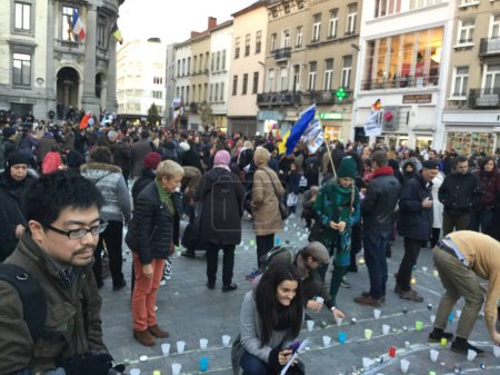 Téléchargez les photos : BELGIQUE, Bruxelles : Des résidents organisent une veillée dans le quartier de Molenbeek à Bruxelles, en Belgique, pour manifester leur unité après les récentes attaques terroristes. Les gens allumaient des bougies et appelaient à la paix. - en image libre de droit
