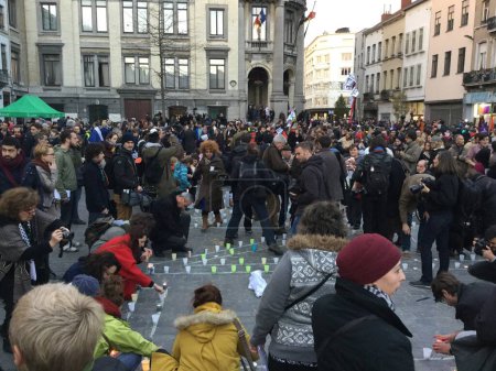 Téléchargez les photos : BELGIQUE, Bruxelles : Des résidents organisent une veillée dans le quartier de Molenbeek à Bruxelles, en Belgique, pour manifester leur unité après les récentes attaques terroristes. Les gens allumaient des bougies et appelaient à la paix. - en image libre de droit