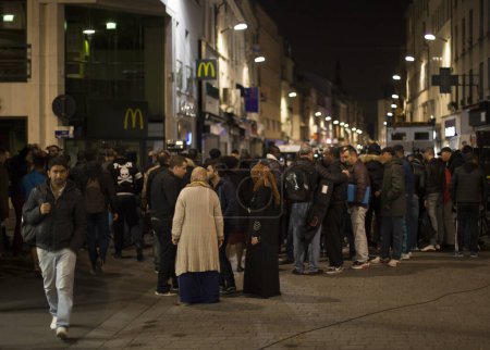 Foto de Francia - Saint-Denis raid - Ataques en París - multitudes - Imagen libre de derechos