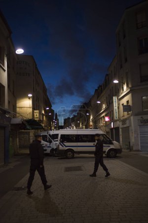 Téléchargez les photos : France - Raid de Saint-Denis - Attaques de Paris - Foules - en image libre de droit