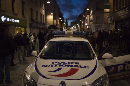 Téléchargez les photos : France - Raid de Saint-Denis - Attaques de Paris - Foules - en image libre de droit