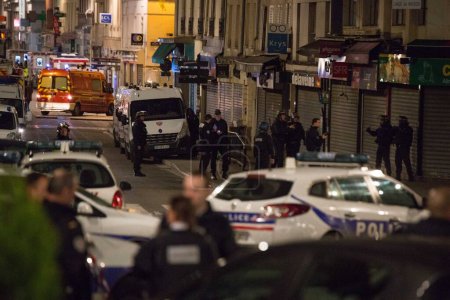 Téléchargez les photos : Attaque la police en Saint Denis, France - en image libre de droit
