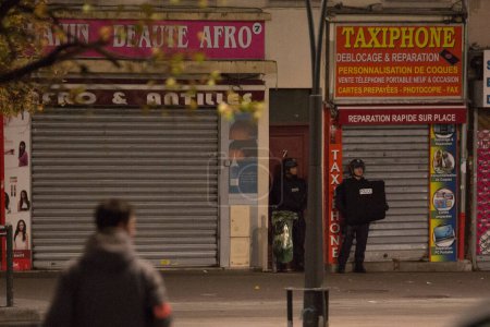 Téléchargez les photos : Attaque la police en Saint Denis, France - en image libre de droit