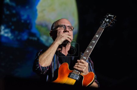 Téléchargez les photos : FRANCE, Paris : Le guitariste américain Larry Carlton joue au Zénith de Paris lors du concert Autour de la guitare du 18 novembre 2015. - en image libre de droit