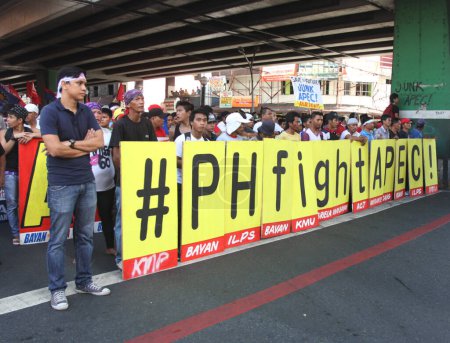 Foto de PHILIPPINES, Manila: Manifestantes de diferentes grupos marchan a lo largo de la avenida Gil Puyat, en la ciudad de Pasay, para protestar contra la sede de la Reunión de Líderes Económicos de Cooperación Económica Asia-Pacífico en Manila, Filipinas, el 19 de noviembre de 2015 - Imagen libre de derechos