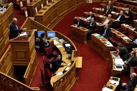 Téléchargez les photos : GRÈCE, Athènes : Le démocrate Vangelis Meimarakis s'adresse au Parlement hellénique grec, qui adopte ensuite un projet de loi de sauvetage le 19 novembre 2015. - en image libre de droit