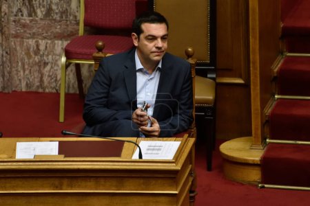 Téléchargez les photos : GRÈCE, Athènes : Le Premier ministre grec Alexis Tsipras prend son siège au parlement, qui adopte ensuite un projet de loi sur la réforme du plan de sauvetage le 19 novembre 2015. - en image libre de droit