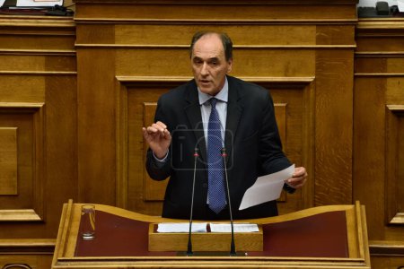 Téléchargez les photos : GRÈCE, Athènes : Le ministre de l "Économie Giorgos Stathakis s'adresse au Parlement hellénique grec, qui adopte ensuite un projet de loi de sauvetage le 19 novembre 2015. - en image libre de droit