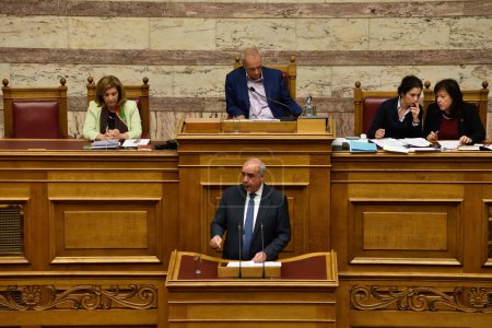 Téléchargez les photos : GRÈCE, Athènes : Le démocrate Vangelis Meimarakis s'adresse au Parlement hellénique grec, qui adopte ensuite un projet de loi de sauvetage le 19 novembre 2015 - en image libre de droit