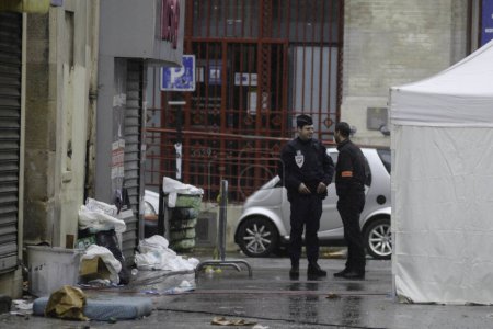 Téléchargez les photos : Prise de vue journalière de Paris lors d'une attaque terroriste - en image libre de droit