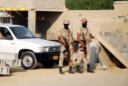Téléchargez les photos : PAKISTAN, Karachi : La police et les soldats sont en patrouille à Karachi, au Pakistan, le 20 novembre 2015, après que des hommes armés non identifiés sur des motos auraient tiré et tué quatre Rangers gardant une mosquée dans la ville d'Ittehad. - en image libre de droit