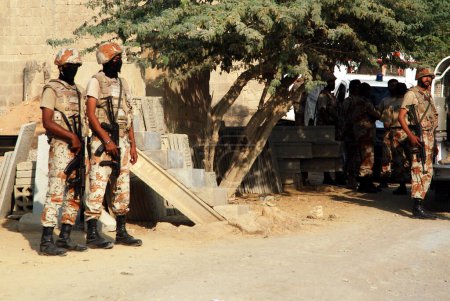 Foto de PAKISTÁN, Karachi: La policía y los soldados patrullan en Karachi, Pakistán, el 20 de noviembre de 2015, después de que hombres armados no identificados en motocicletas habrían disparado y matado a cuatro Rangers que custodiaban una mezquita en la ciudad de Ittehad.. - Imagen libre de derechos