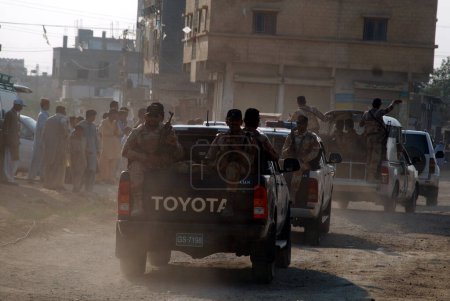 Foto de PAKISTÁN, Karachi: La policía y los soldados patrullan en Karachi, Pakistán, el 20 de noviembre de 2015, después de que hombres armados no identificados en motocicletas habrían disparado y matado a cuatro Rangers que custodiaban una mezquita en la ciudad de Ittehad.. - Imagen libre de derechos