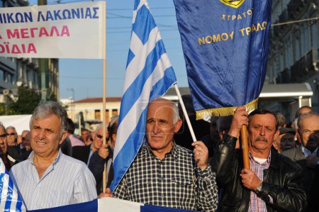 Foto de GRECIA, Atenas: miembros retirados de las fuerzas armadas de Grecia se reúnen en la plaza Klafthmonos en Atenas el 20 de noviembre de 2015 para protestar por los recortes propuestos a sus pensiones. - Imagen libre de derechos