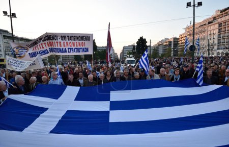 Foto de GRECIA, Atenas: miembros retirados de las fuerzas armadas de Grecia se reúnen en la plaza Klafthmonos en Atenas el 20 de noviembre de 2015 para protestar por los recortes propuestos a sus pensiones. - Imagen libre de derechos