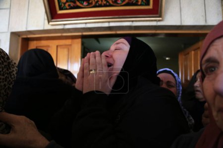 Téléchargez les photos : BANQUE DE L'OUEST, Anata : Le corps de Mahmoud Sa'ed Illean, un Palestinien de 22 ans, est porté lors de ses funérailles au domicile de sa famille à Anata, en Cisjordanie, le 20 novembre 2015. - en image libre de droit