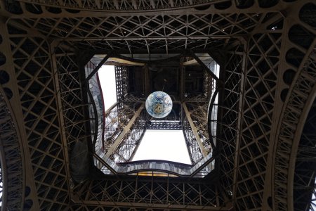 Foto de FRANCIA, París: 20 de noviembre de 2015, la "Crisis de la Tierra", un globo de 2,3 toneladas exhibido por el artista estadounidense Shepard Fairey, creador de Obey, en la torre Eiffel de París, como parte de la organización de la Conferencia sobre el Cambio Climático COP21-CMP11. - Imagen libre de derechos