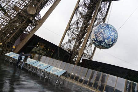 Téléchargez les photos : FRANCE, Paris : le 20 novembre 2015, la "Crise de la Terre" un globe de 2,3 tonnes présenté par l'artiste américaine Shepard Fairey, créateur d'Obey, sur la tour Eiffel à Paris, dans le cadre de l'organisation de la Conférence sur les changements climatiques COP21-CMP11. - en image libre de droit