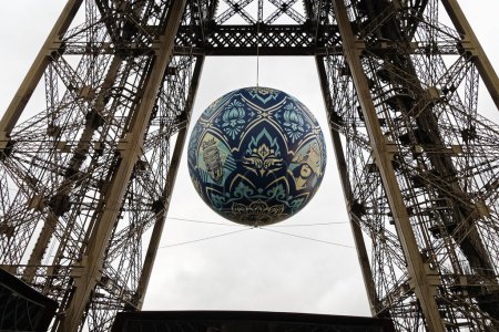 Téléchargez les photos : FRANCE, Paris : le 20 novembre 2015, la "Crise de la Terre" un globe de 2,3 tonnes présenté par l'artiste américaine Shepard Fairey, créateur d'Obey, sur la tour Eiffel à Paris, dans le cadre de l'organisation de la Conférence sur les changements climatiques COP21-CMP11. - en image libre de droit