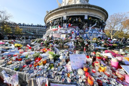 Téléchargez les photos : FRANCE, Paris : Fleurs et bougies sont montrées près du café La belle Equipe le 21 novembre 2015 à Paris. Ce café est l'un des lieux attaqués par des terroristes à Paris le 13 novembre 2015. - en image libre de droit