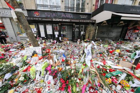 Téléchargez les photos : FRANCE, Paris : Fleurs et bougies sont montrées près du café La belle Equipe le 21 novembre 2015 à Paris. Ce café est l'un des lieux attaqués par des terroristes à Paris le 13 novembre 2015. - en image libre de droit