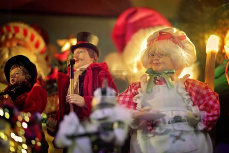 Téléchargez les photos : Mme Père Noël Noël Scène de vacances - en image libre de droit