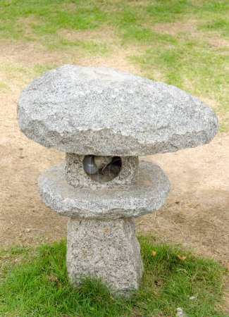 Téléchargez les photos : Pilier en pierre dans le jardin, vue rapprochée - en image libre de droit