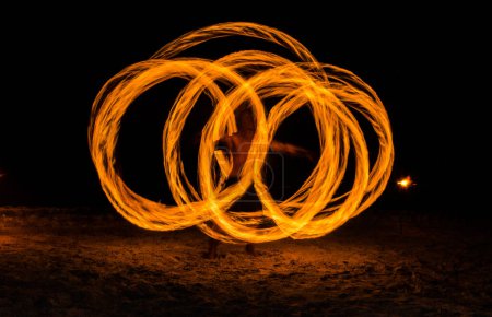 Foto de Espectáculo de fuego en la noche - Imagen libre de derechos