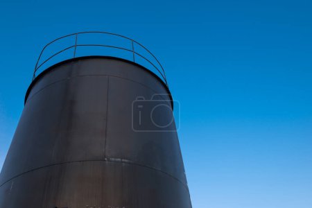 Foto de Tanque de almacenamiento de aceite sobre fondo azul cielo - Imagen libre de derechos