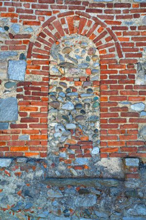 Téléchargez les photos : Porte de l'église en brique en italie - en image libre de droit