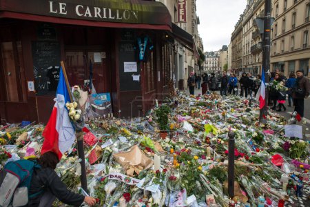 Foto de Un homenaje en honor a las 129 personas que murieron y más de 350 resultaron heridas en los ataques terroristas en París, Francia - Imagen libre de derechos