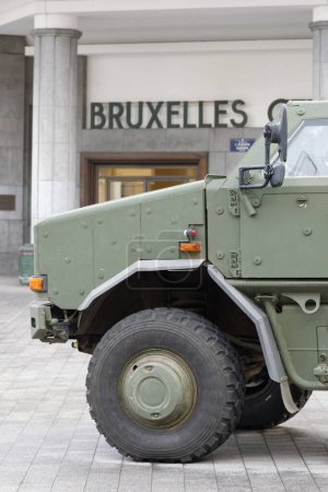 Foto de BÉLGICA, Bruselas: Un vehículo militar belga se ve en el centro de Bruselas, el 22 de noviembre de 2015, después de que el nivel cuatro fue establecido para Bruselas sobre la base de una amenaza de ataques terroristas graves e inminentes. - Imagen libre de derechos