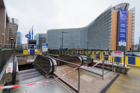 Téléchargez les photos : BELGIQUE, Bruxelles : La photo montre le bâtiment de la Commission européenne et sa station de métro la plus proche fermée le 22 novembre 2015 après que le niveau quatre a été fixé pour Bruxelles en raison d'une menace d'attentats terroristes graves et imminents. - en image libre de droit