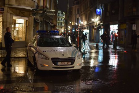 Téléchargez les photos : Policier dans la rue - en image libre de droit