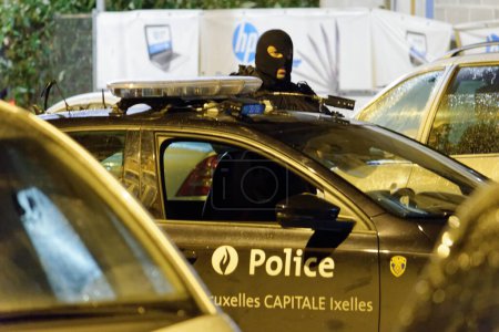 Foto de BÉLGICA, Bruselas: La policía vela por un perímetro de seguridad, en Molenbeek-Saint-Jean, Bruselas, el 22 de noviembre de 2015. - Imagen libre de derechos